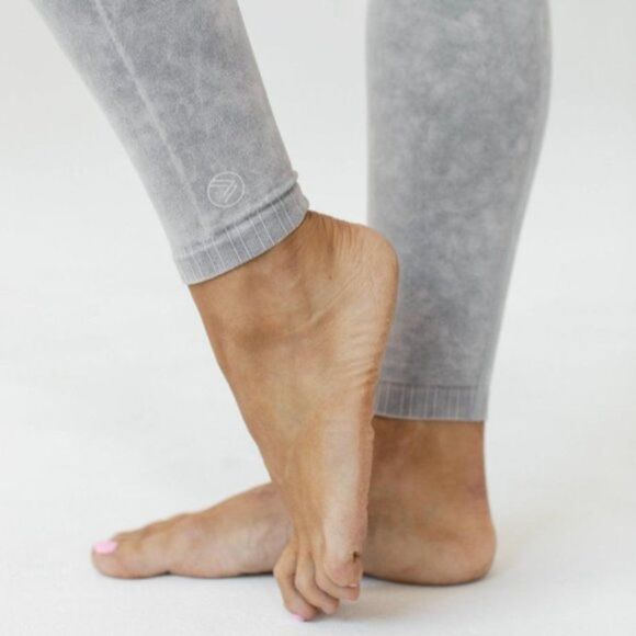 SAVVI Aggie Tights, High Rise Seamless Leggings, Stretchy Yoga, Gray, Size S/M - Picture 4 of 6